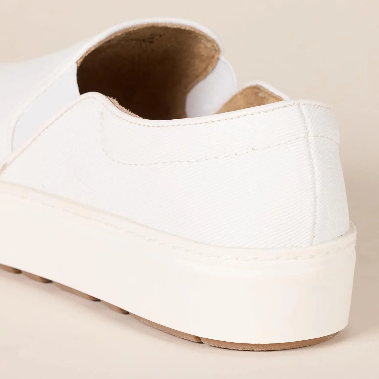 Amazon Essentials Women's Comfortable Slip on Sneaker